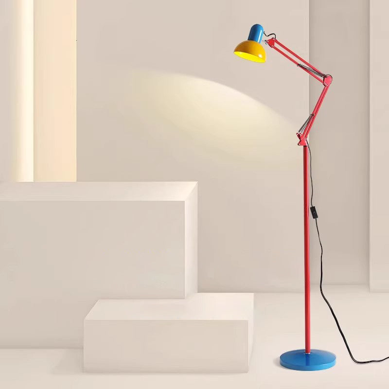 Platzsparende Eisen-Stehlampe mit halbrundem Schirm
