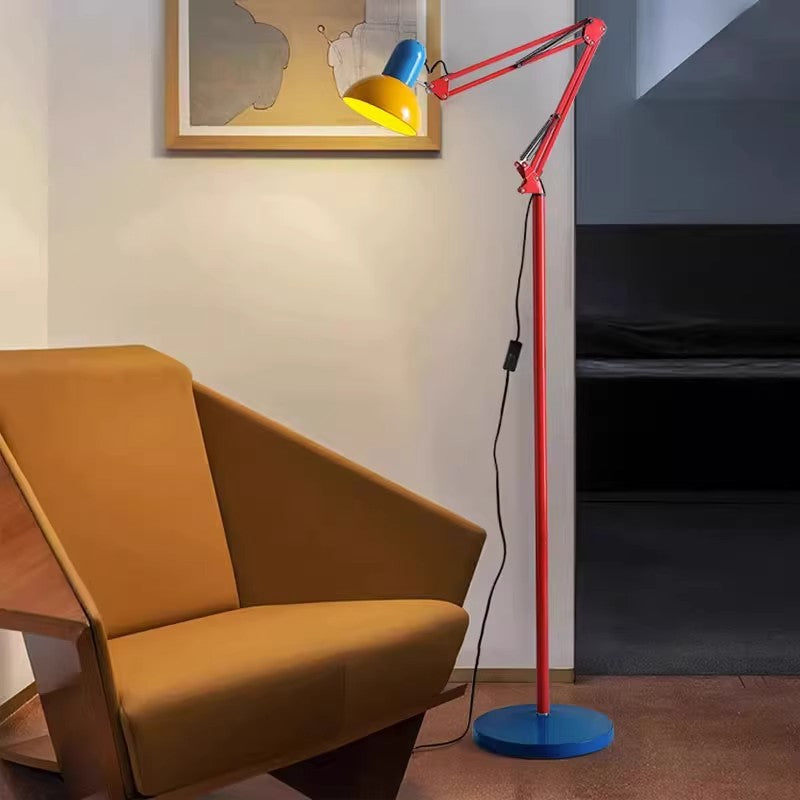 Platzsparende Eisen-Stehlampe mit halbrundem Schirm