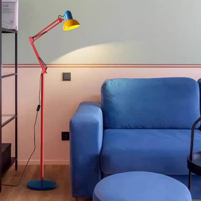 Platzsparende Eisen-Stehlampe mit halbrundem Schirm