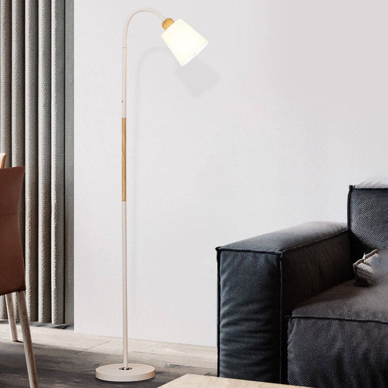 Stehleuchte Im Modernen Design Mit Eisenbasis und Verschiedenen Schirmen