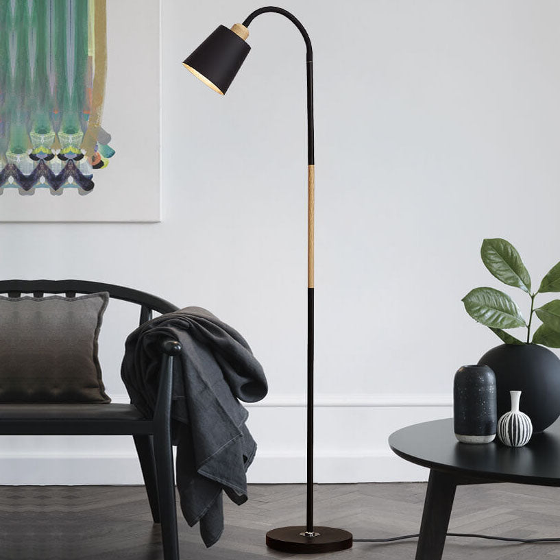 Stehleuchte Im Modernen Design Mit Eisenbasis und Verschiedenen Schirmen