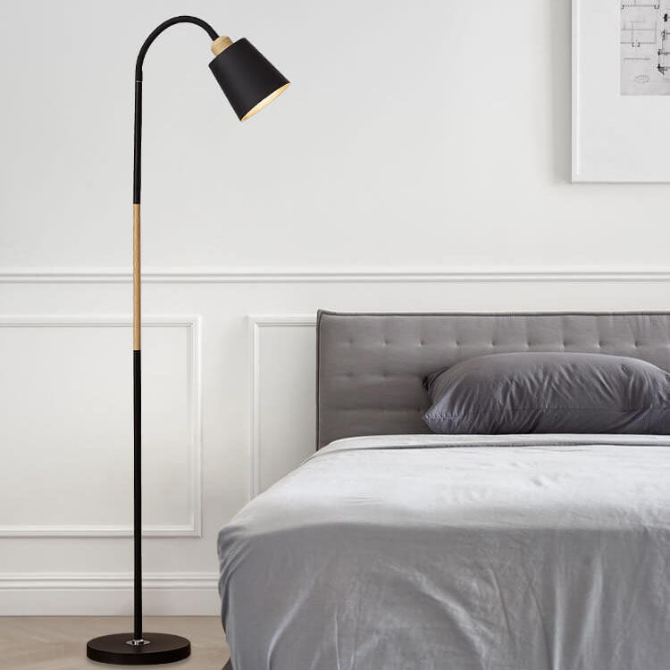 Stehleuchte Im Modernen Design Mit Eisenbasis und Verschiedenen Schirmen