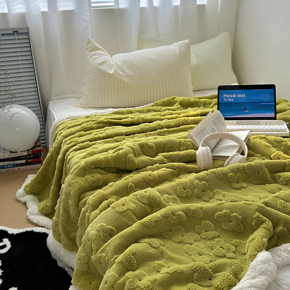 Flauschige Wohndecke mit Blumenmuster