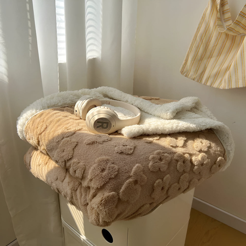 Flauschige Wohndecke mit Blumenmuster