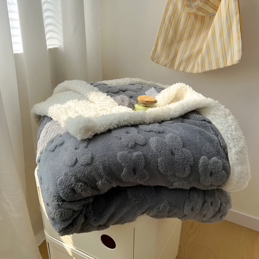 Flauschige Wohndecke mit Blumenmuster