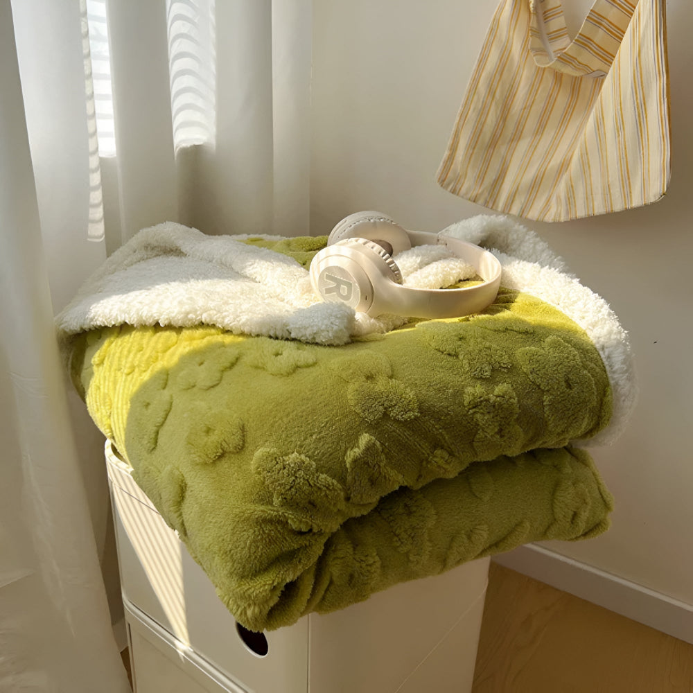Flauschige Wohndecke mit Blumenmuster