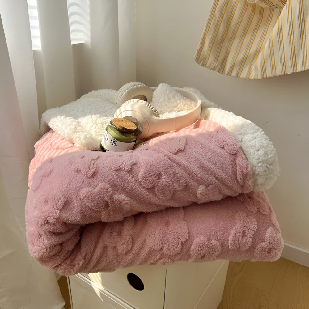 Flauschige Wohndecke mit Blumenmuster