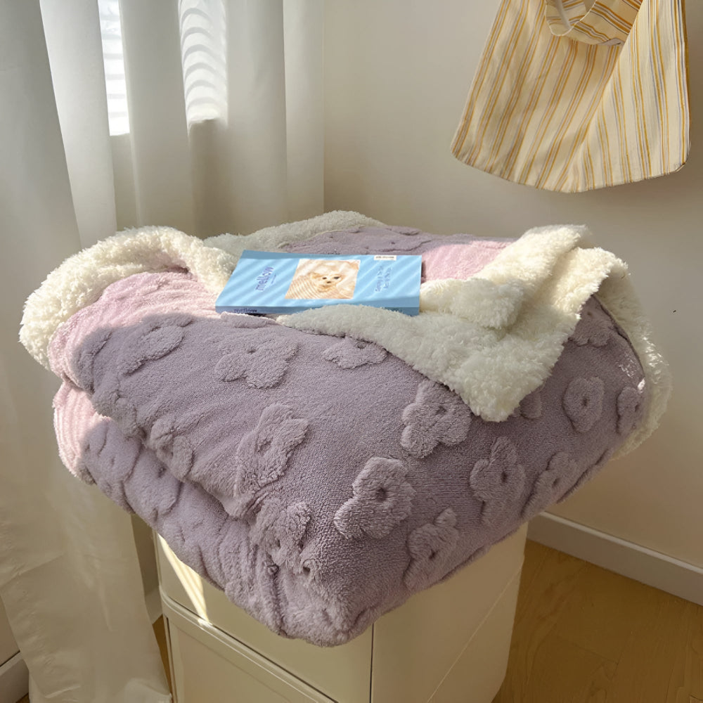 Flauschige Wohndecke mit Blumenmuster