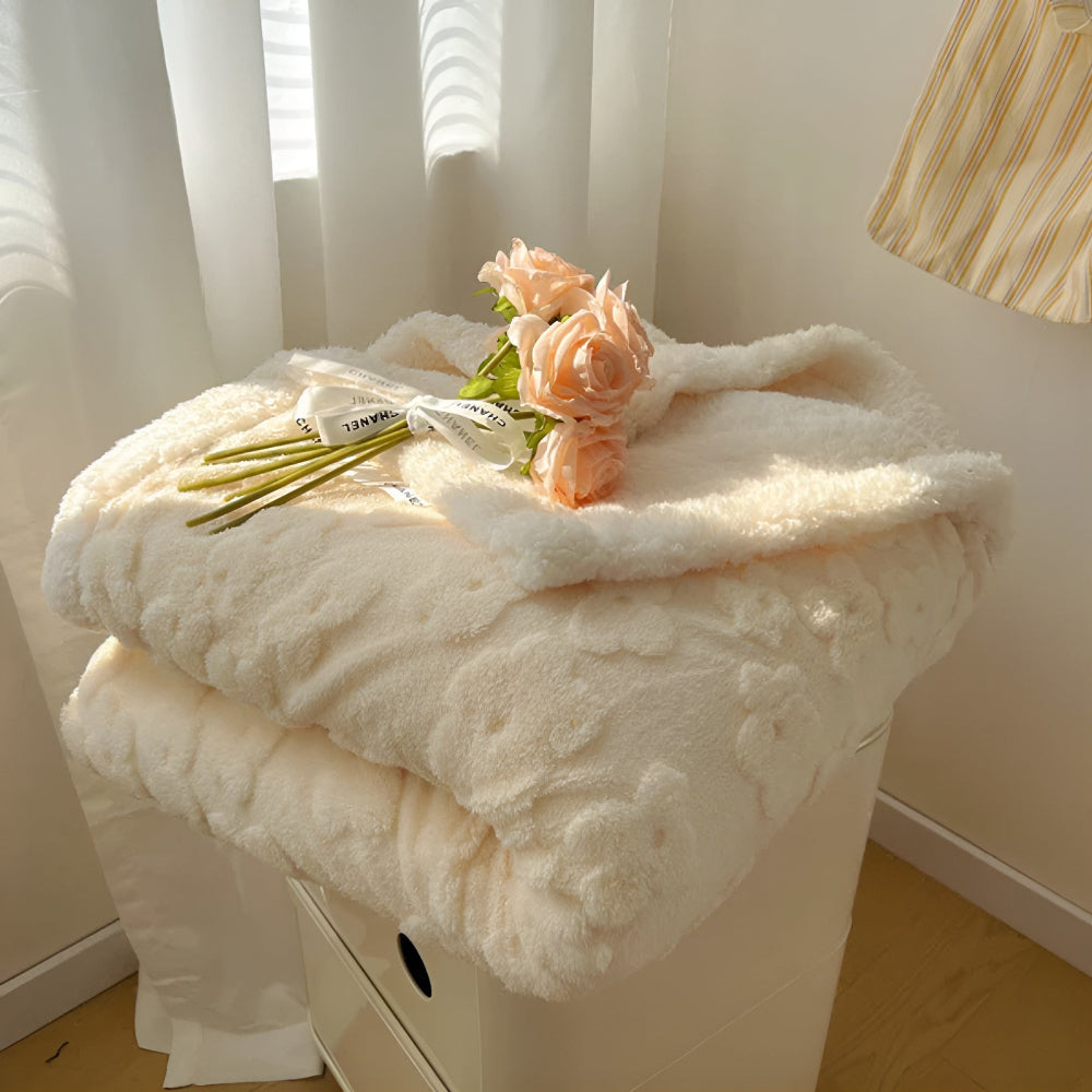 Flauschige Wohndecke mit Blumenmuster