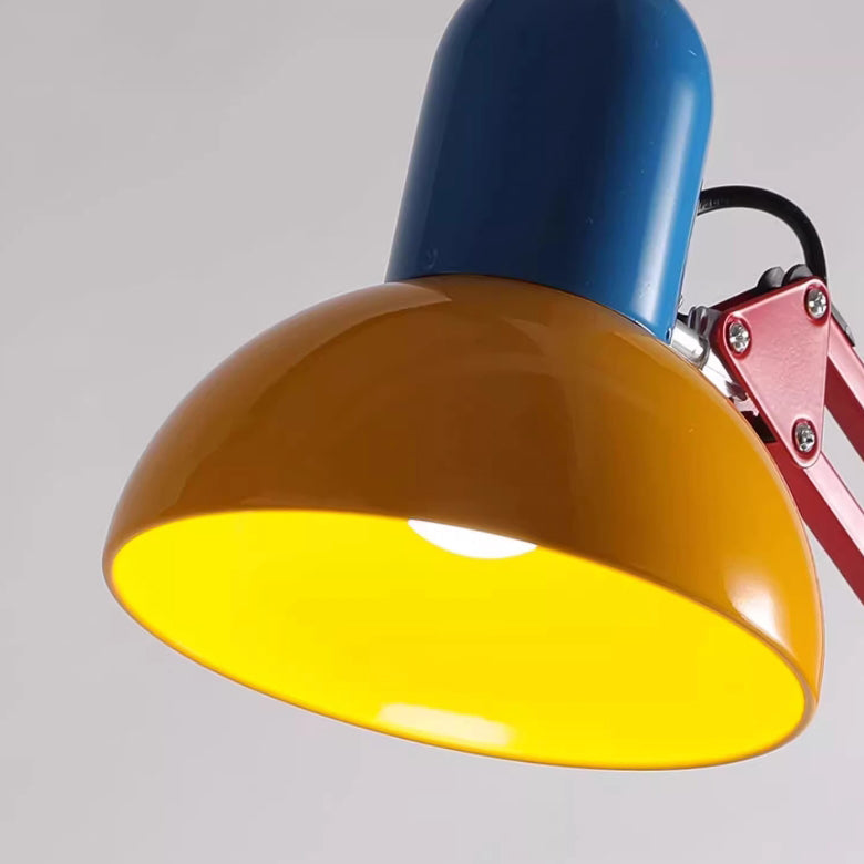 Platzsparende Eisen-Stehlampe mit halbrundem Schirm