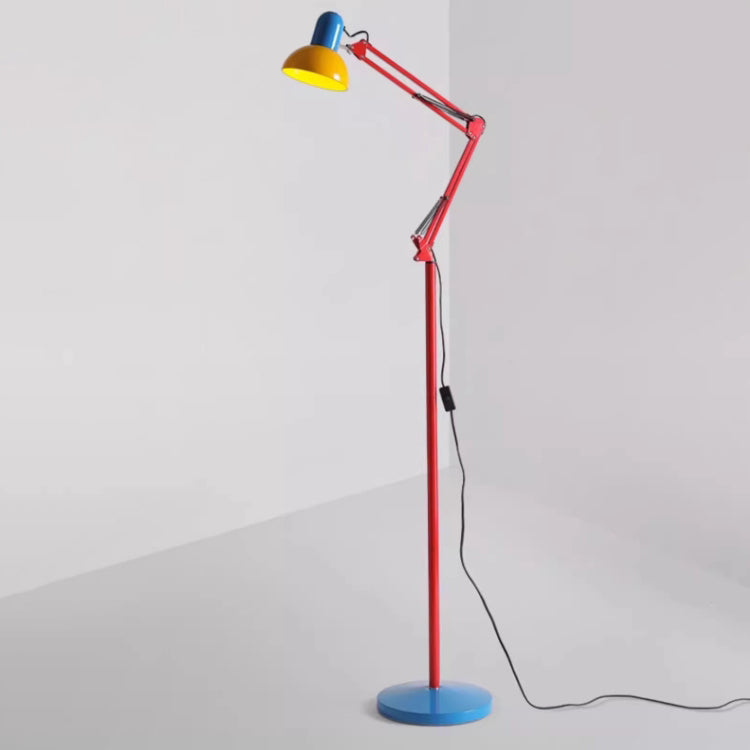 Platzsparende Eisen-Stehlampe mit halbrundem Schirm