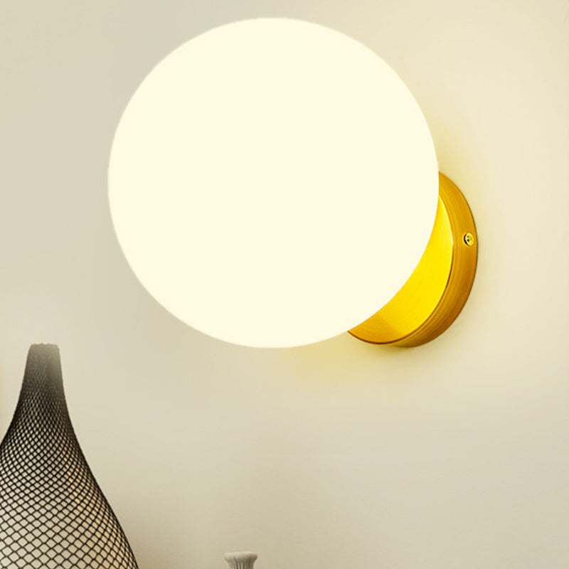 Zeitgenössische Wandlampe Mit Opalem Glasball Und Goldener Wandhalterung