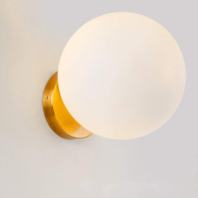 Zeitgenössische Wandlampe Mit Opalem Glasball Und Goldener Wandhalterung