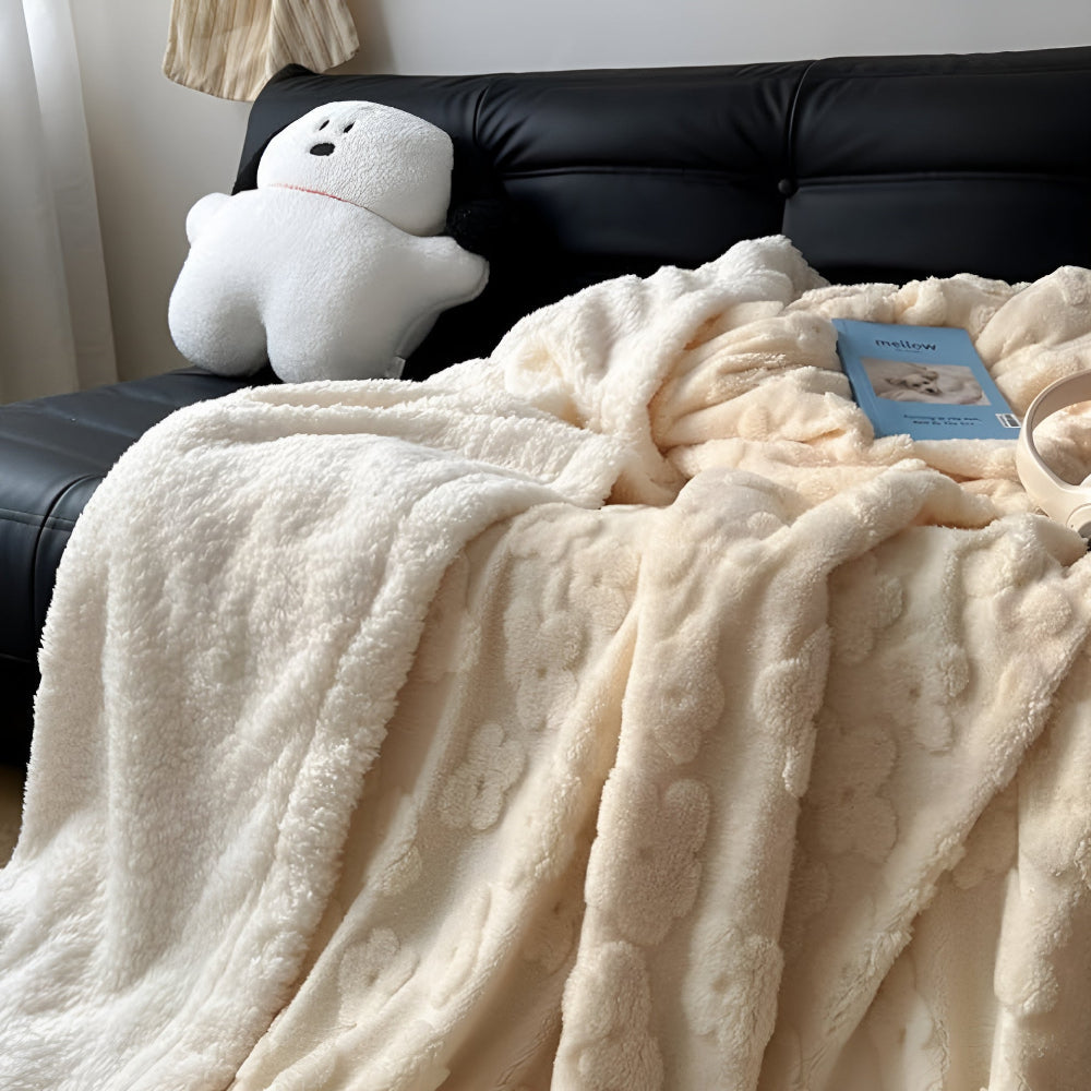 Flauschige Wohndecke mit Blumenmuster