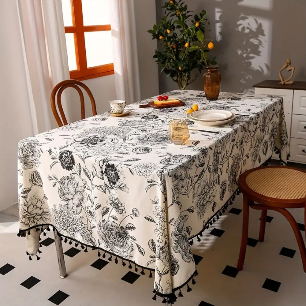 Rustikale Farmhouse-Tischdecke mit schwarzem Blumenmuster und Quasten