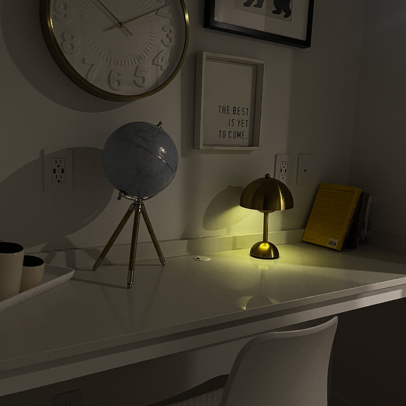 Moderne LED-Tischlampe Mit Touch-Funktion Und Farbwechsel