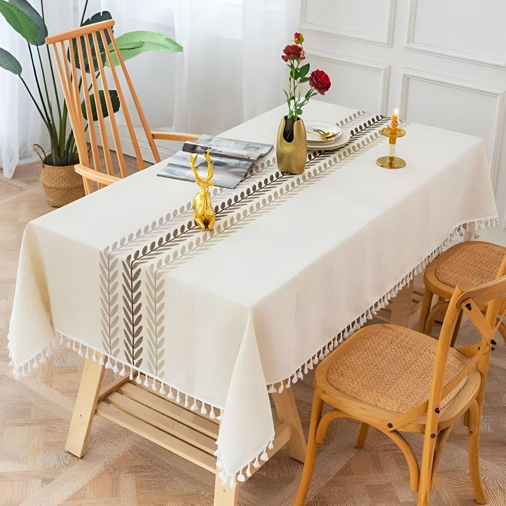 Stilvoll Tischdecke mit anmutig bestickten Blättern