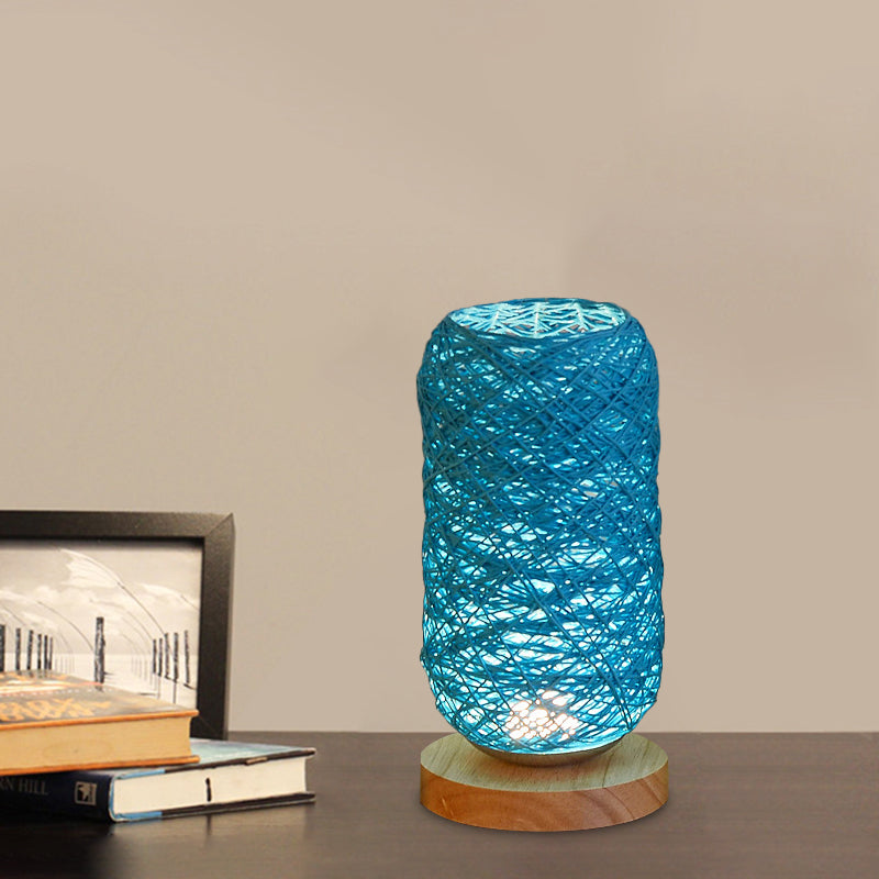 Kompakte LED-Schreibtischlampe mit Holzsockel und USB