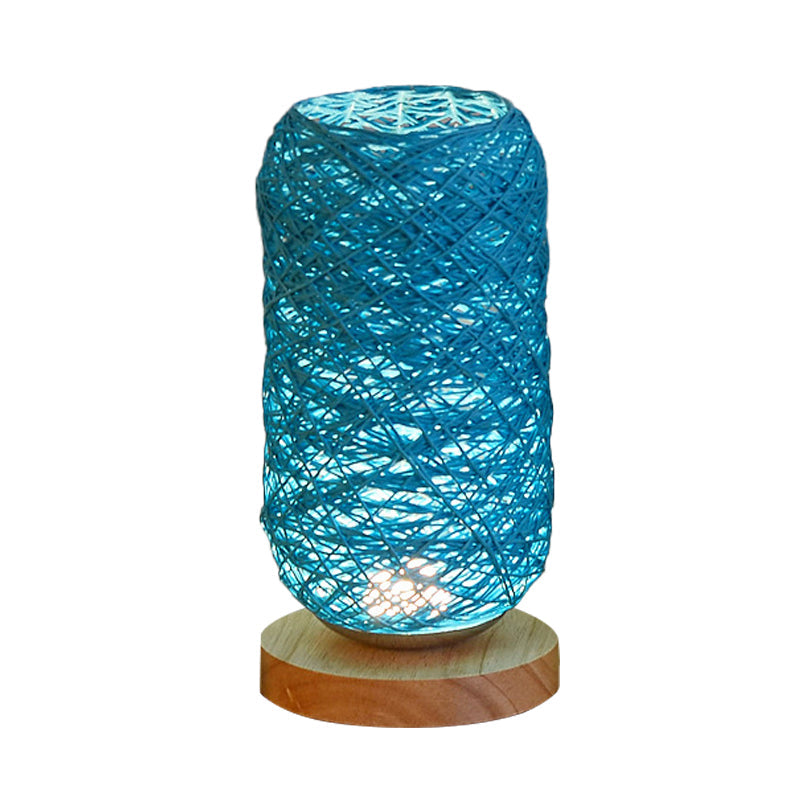 Kompakte LED-Schreibtischlampe mit Holzsockel und USB
