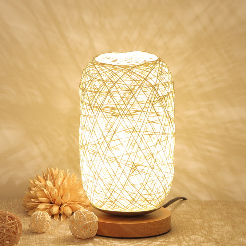 Kompakte LED-Schreibtischlampe mit Holzsockel und USB