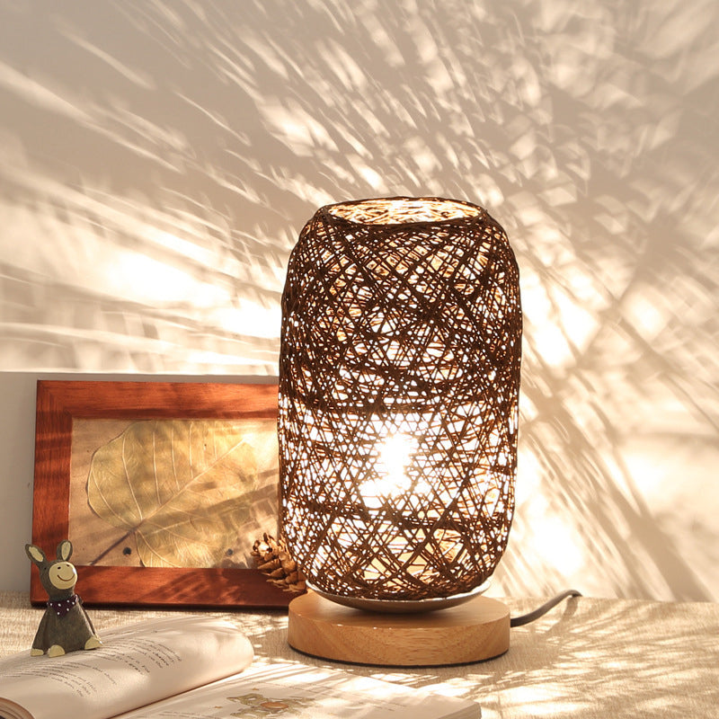 Kompakte LED-Schreibtischlampe mit Holzsockel und USB