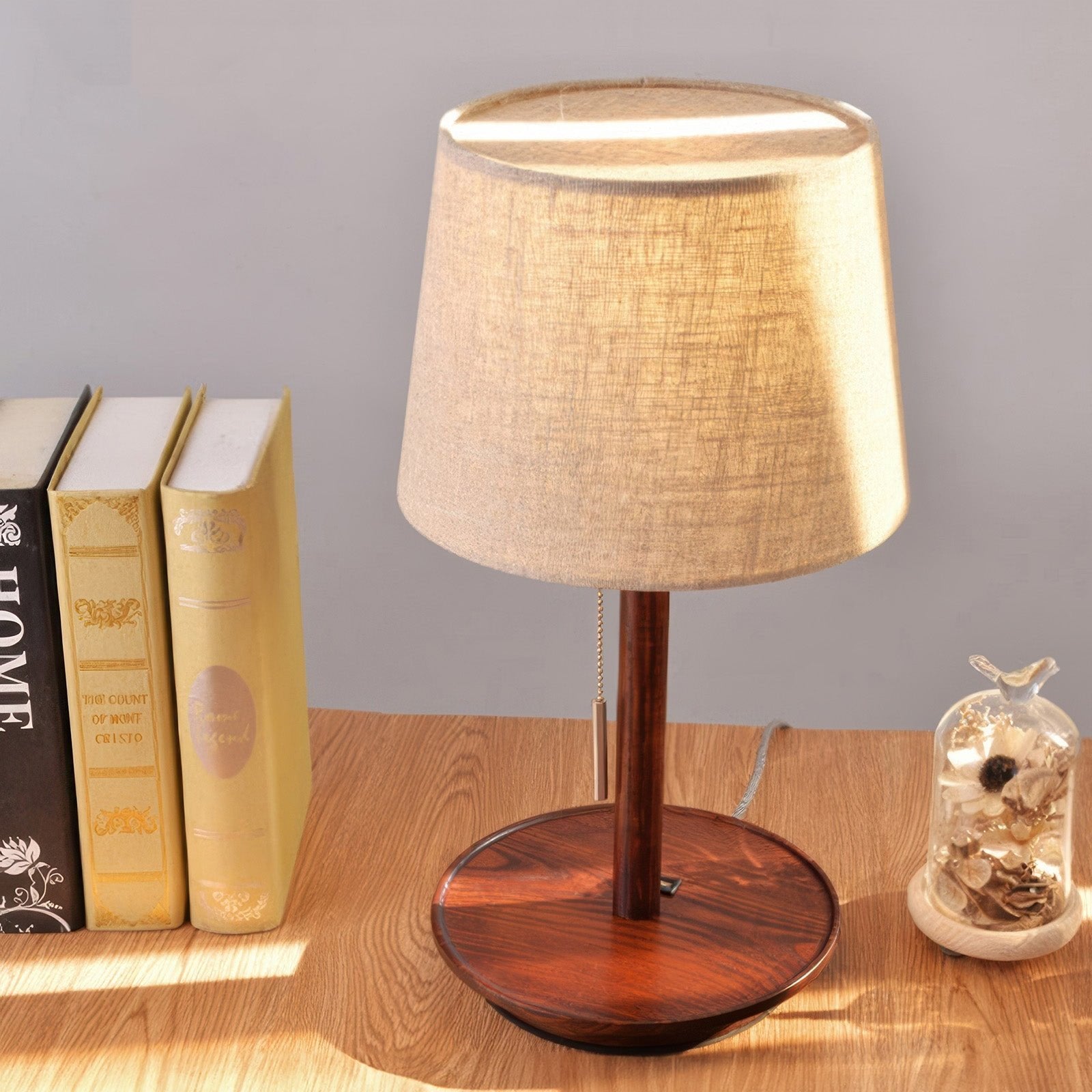 Tischlampe mit nordischer Walnussbasis und Stoffschirm