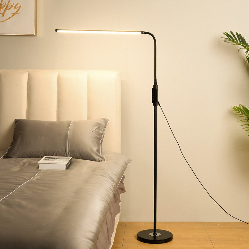 Zeitgemäße LED-Stehlampe Aus Metall Mit Flexiblem Lampenkopf