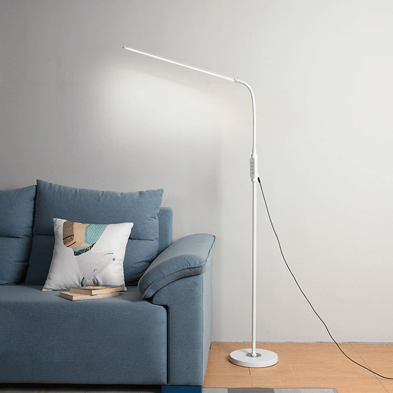 Zeitgemäße LED-Stehlampe Aus Metall Mit Flexiblem Lampenkopf