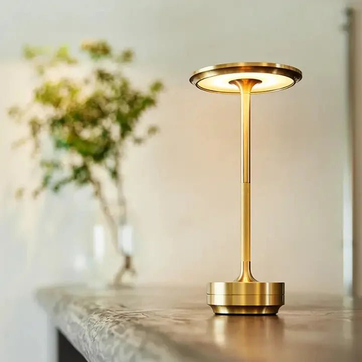 Luxuriöse Tischlampe – Dezente Eleganz & warmes Licht