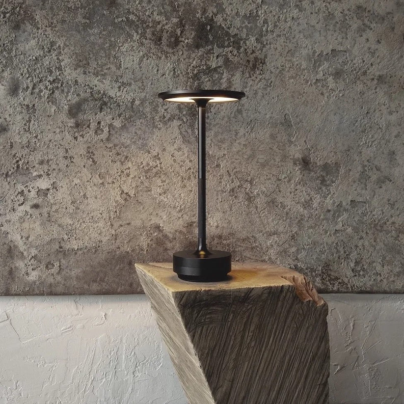 Luxuriöse Tischlampe – Dezente Eleganz & warmes Licht