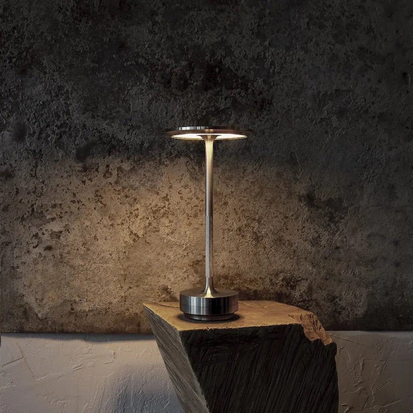 Luxuriöse Tischlampe – Dezente Eleganz & warmes Licht