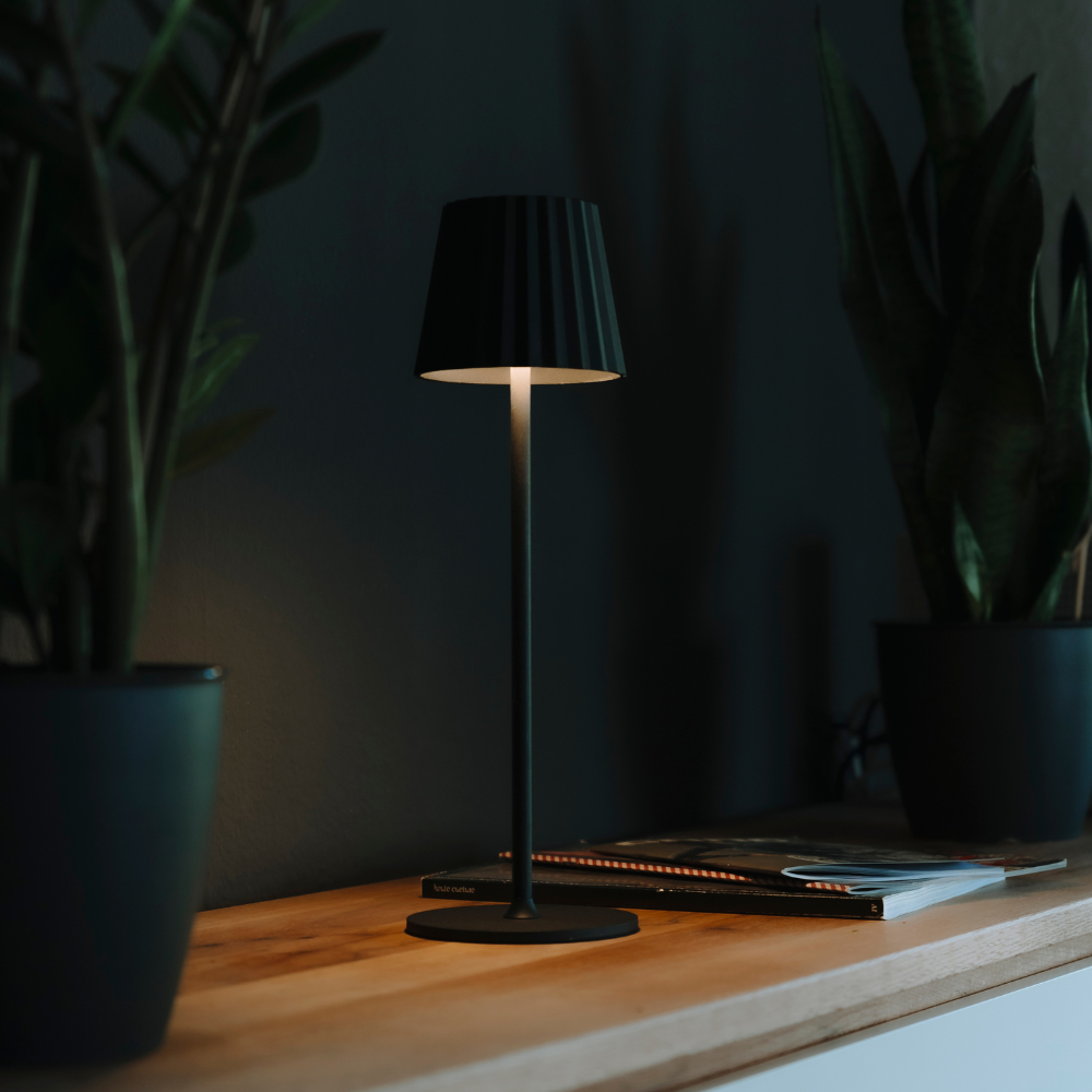 Kleine LED-Tischleuchte mit Berührungssteuerung