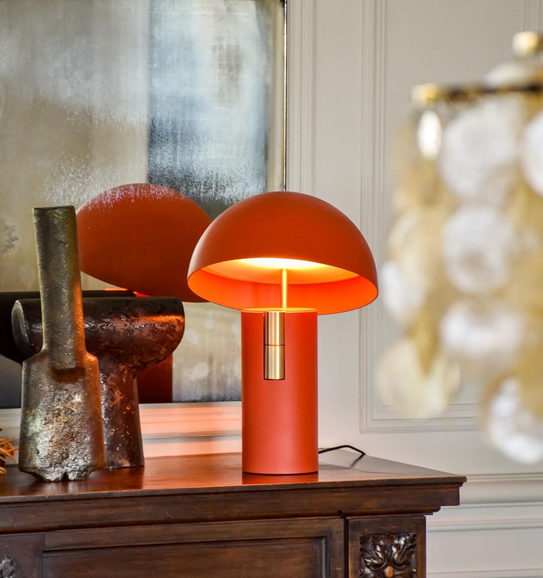 Tischlampe mit Geneigtem Schirm – Stilvolles Design