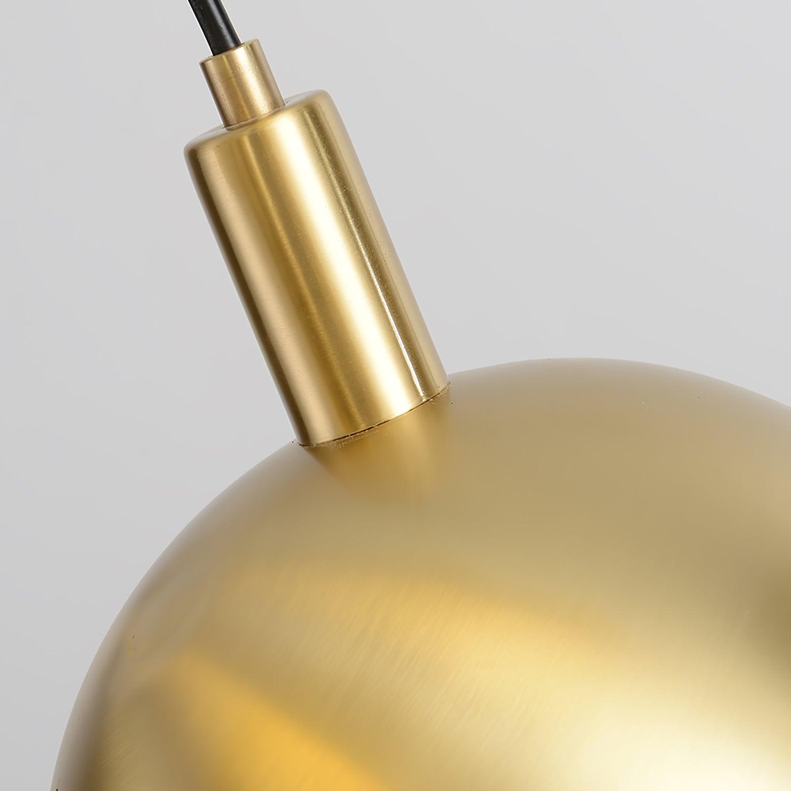 Halbrunder Deckenleuchte mit goldfarbenem Schirm