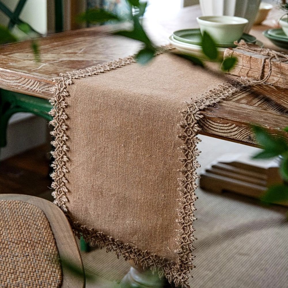 Rustikaler Jute-Tischläufer im Boho-Charme