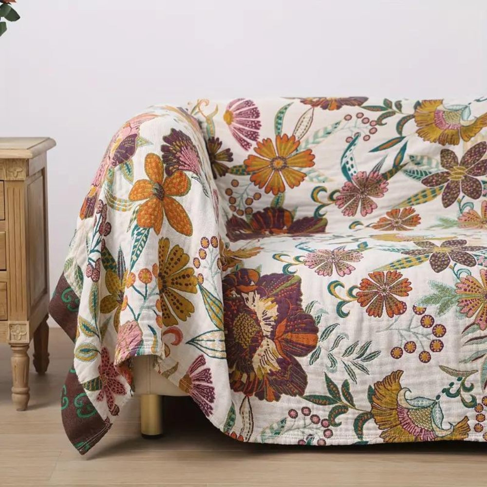 Florale Kuscheldecke mit zartem Blumenmotiv