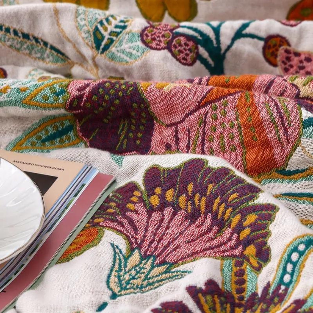 Florale Kuscheldecke mit zartem Blumenmotiv