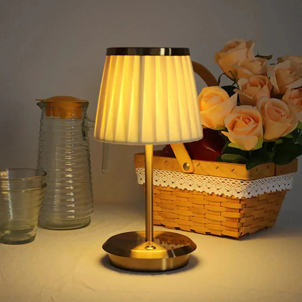 Stilvolle Tischlampe Mit Klassischem Charme