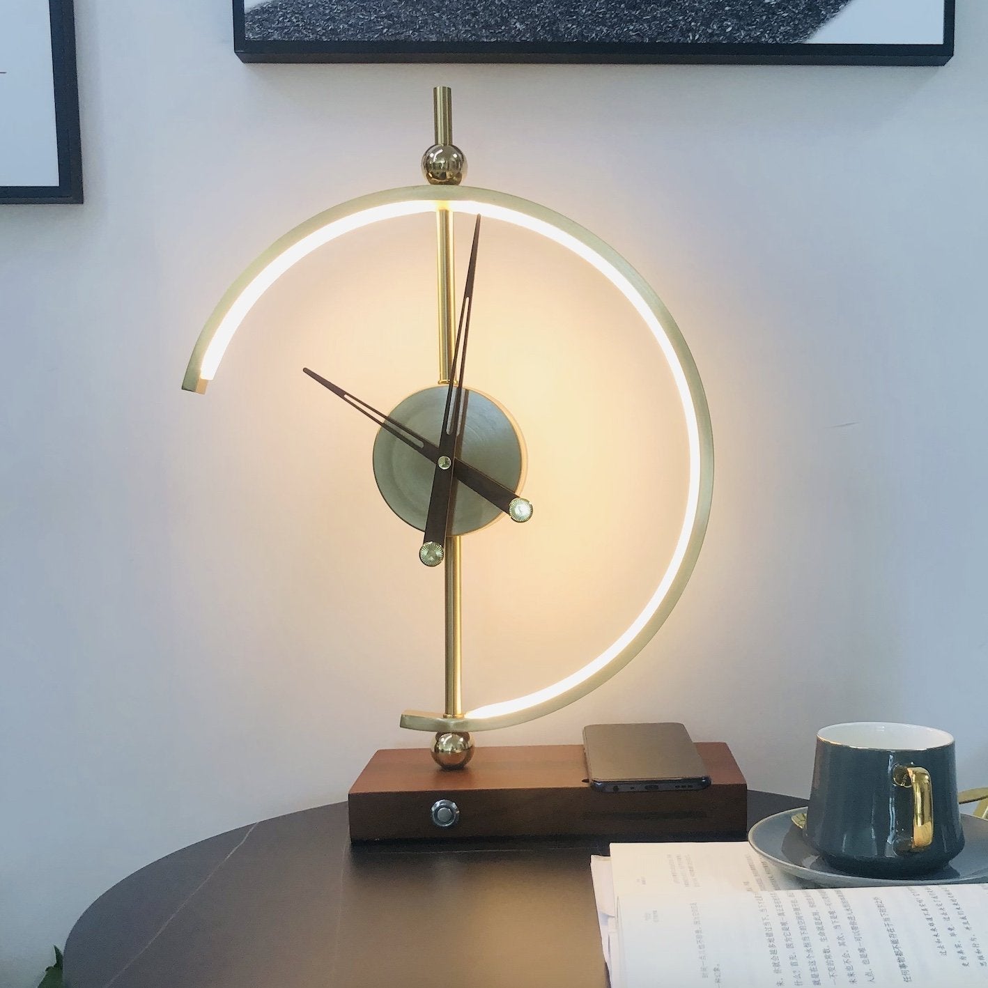 LED-Tischlampe mit Uhr – Kabelloser Ladebereich inklusive