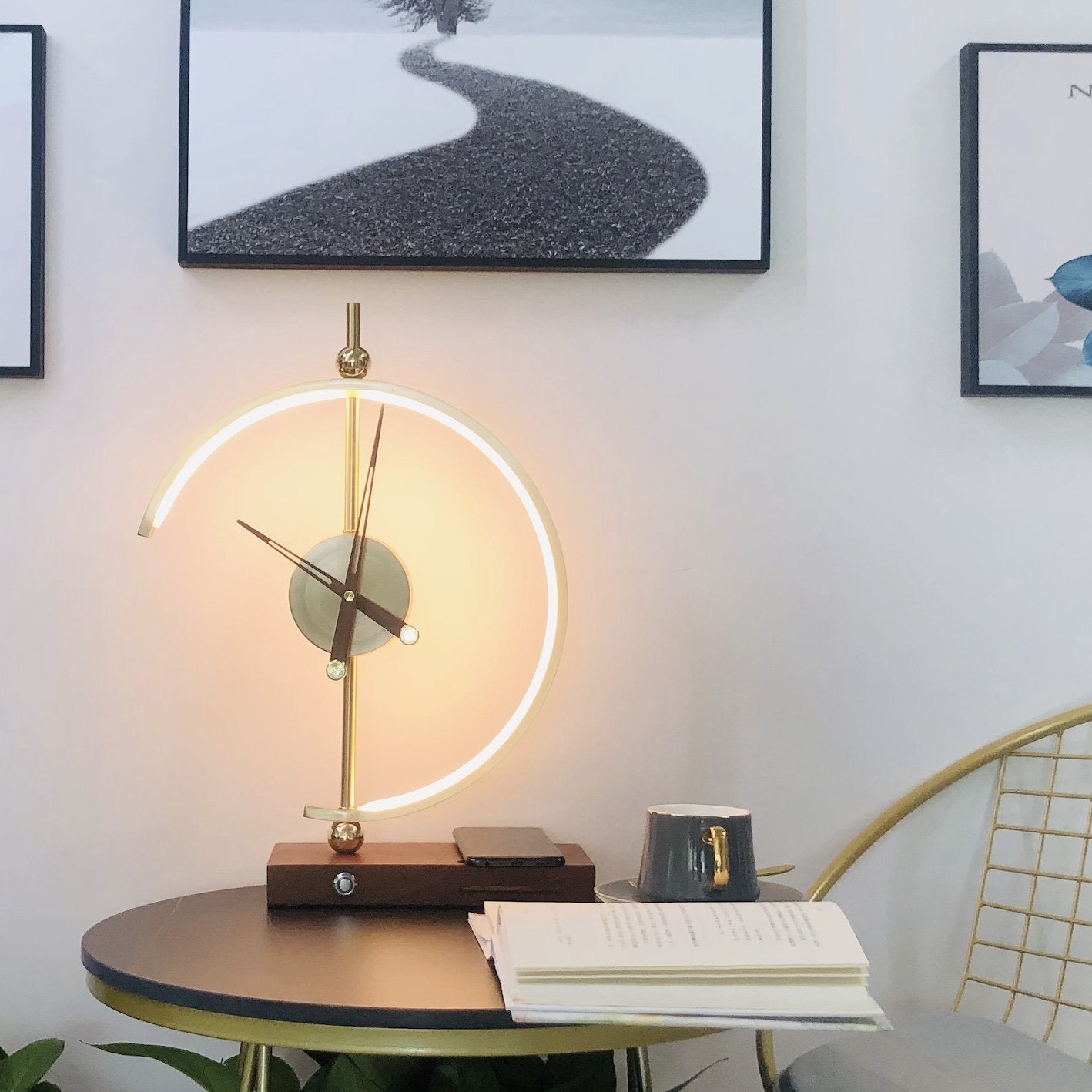 LED-Tischlampe mit Uhr – Kabelloser Ladebereich inklusive