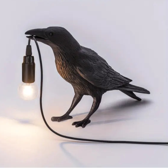 Tischlampe im Gothic-Stil mit Rabenskulptur