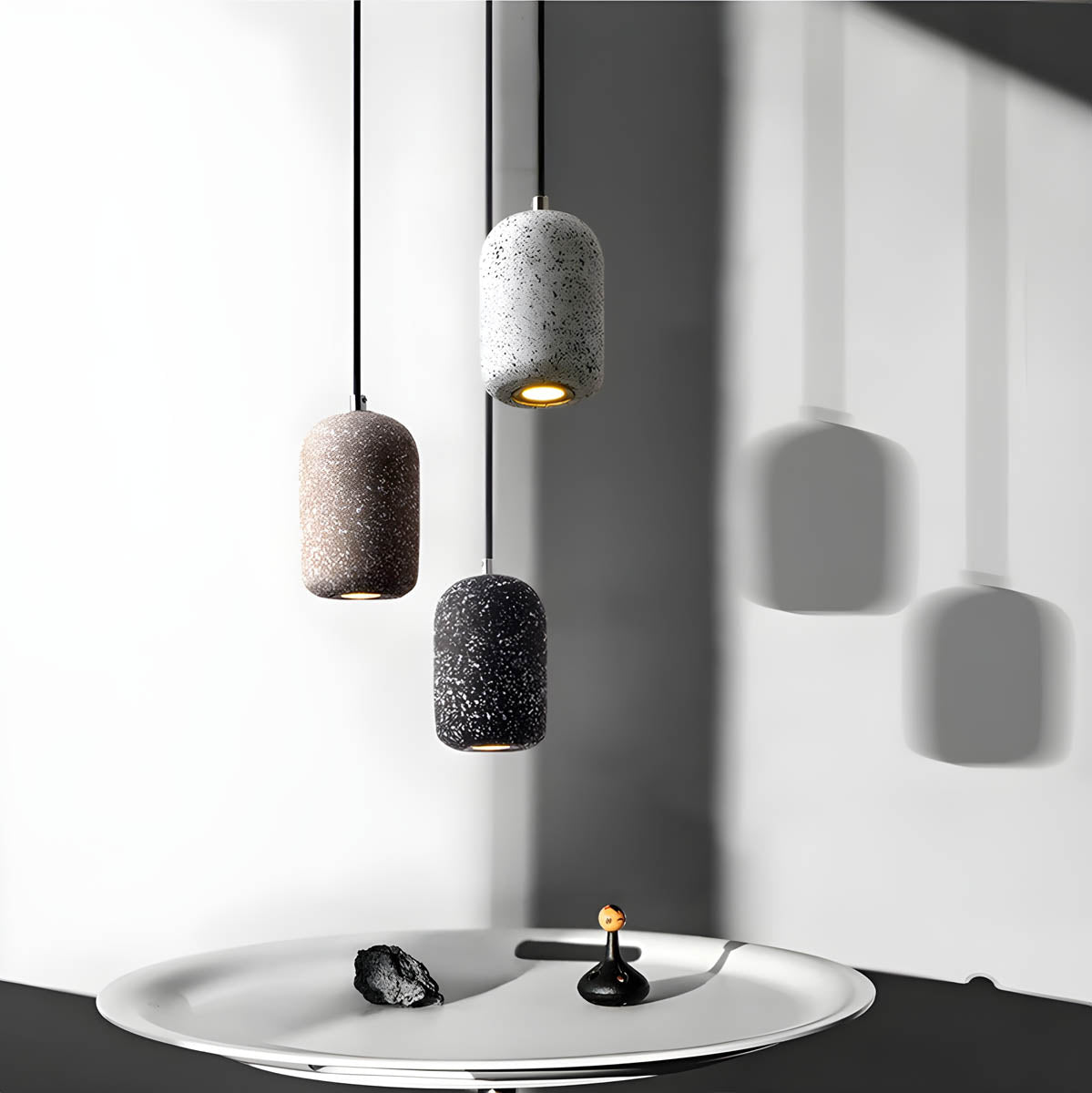 Pendelleuchte aus Metall mit Beton-Optik
