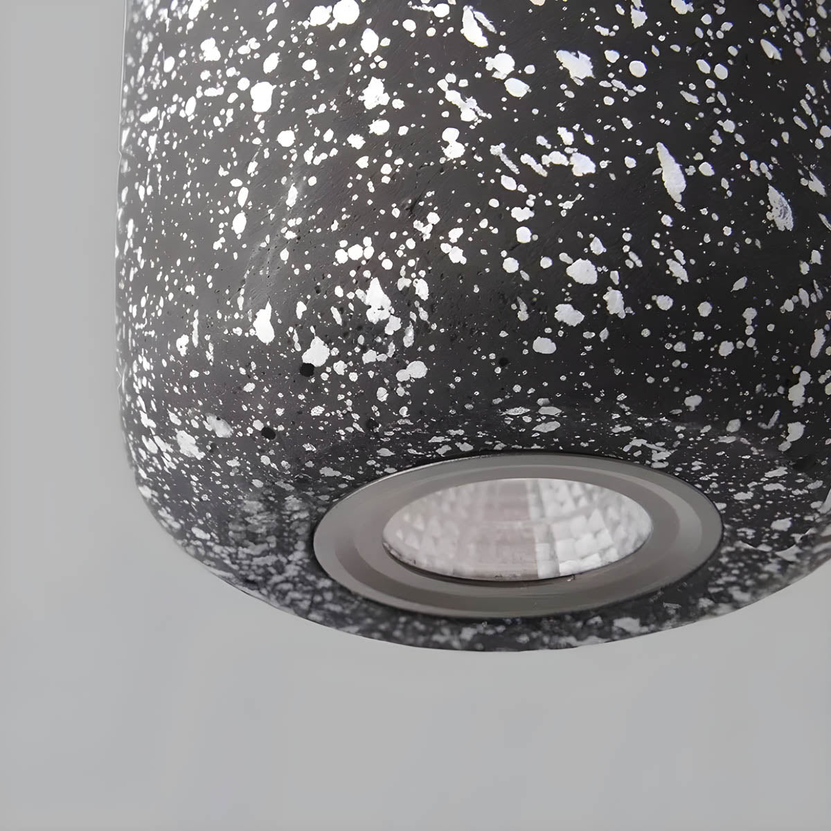 Pendelleuchte aus Metall mit Beton-Optik
