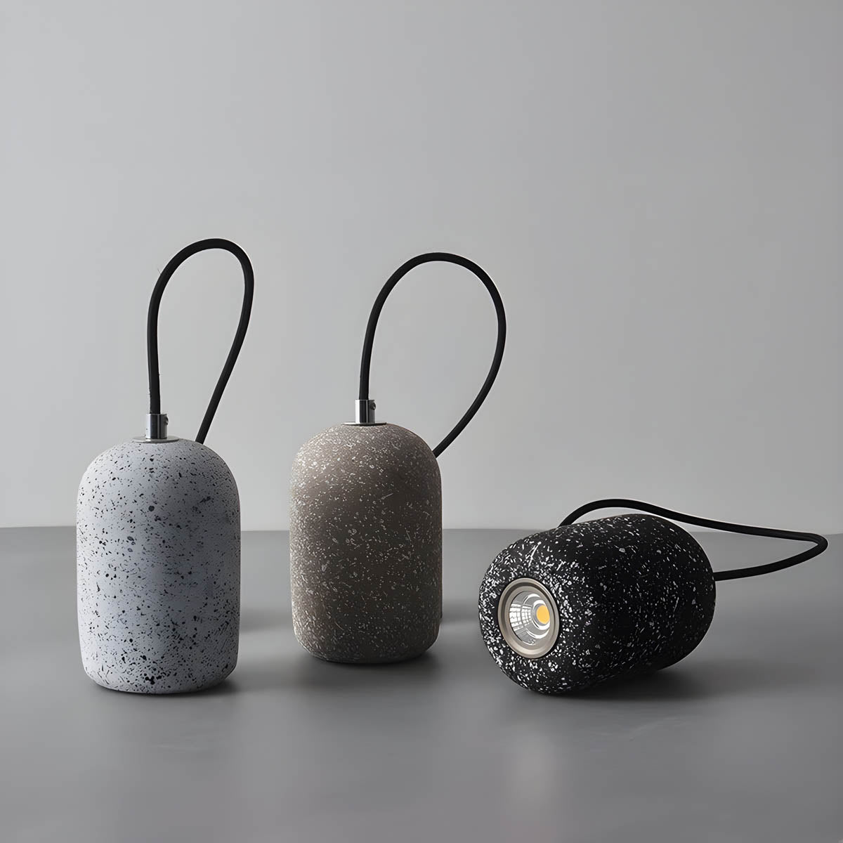 Pendelleuchte aus Metall mit Beton-Optik