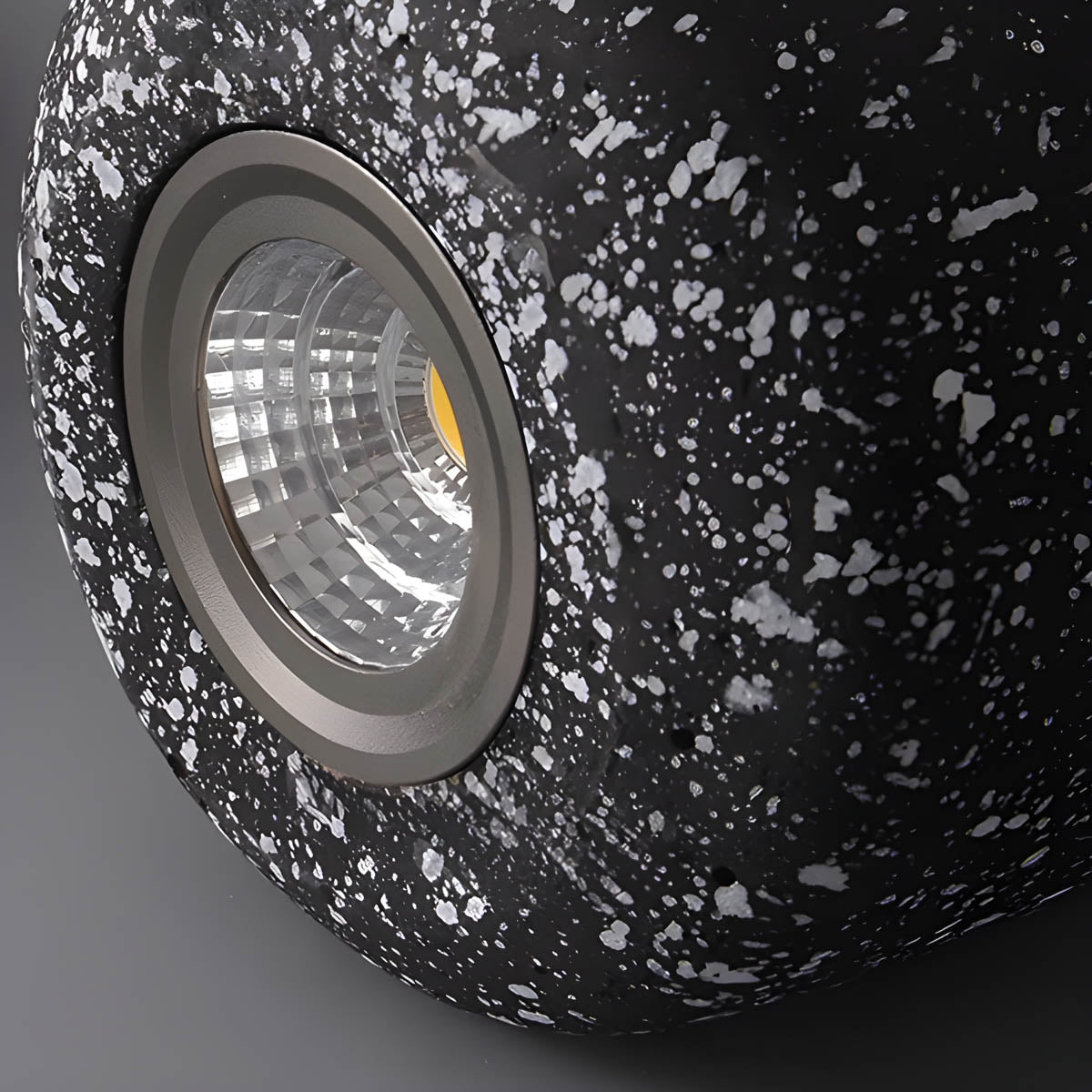 Pendelleuchte aus Metall mit Beton-Optik