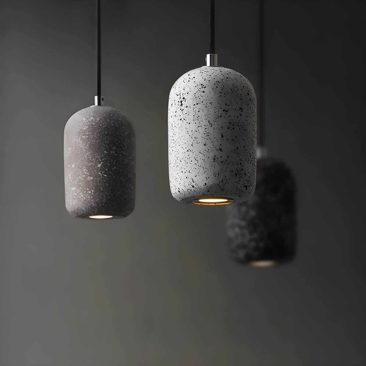 Pendelleuchte aus Metall mit Beton-Optik