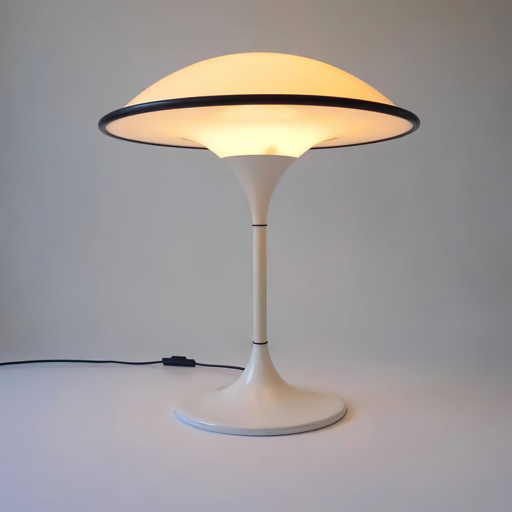 Futuristische Tischlampe im Untertassen-Design