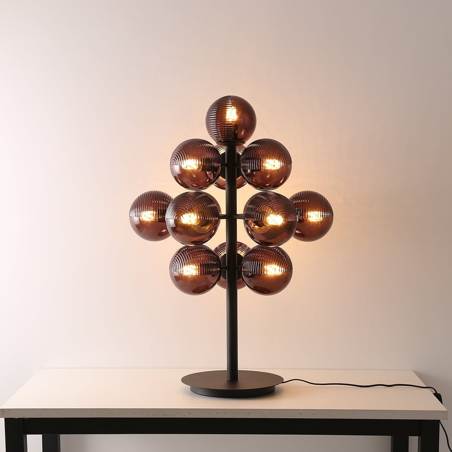 Tischlampe in Traubenform mit Tiefschwarzem Schirm