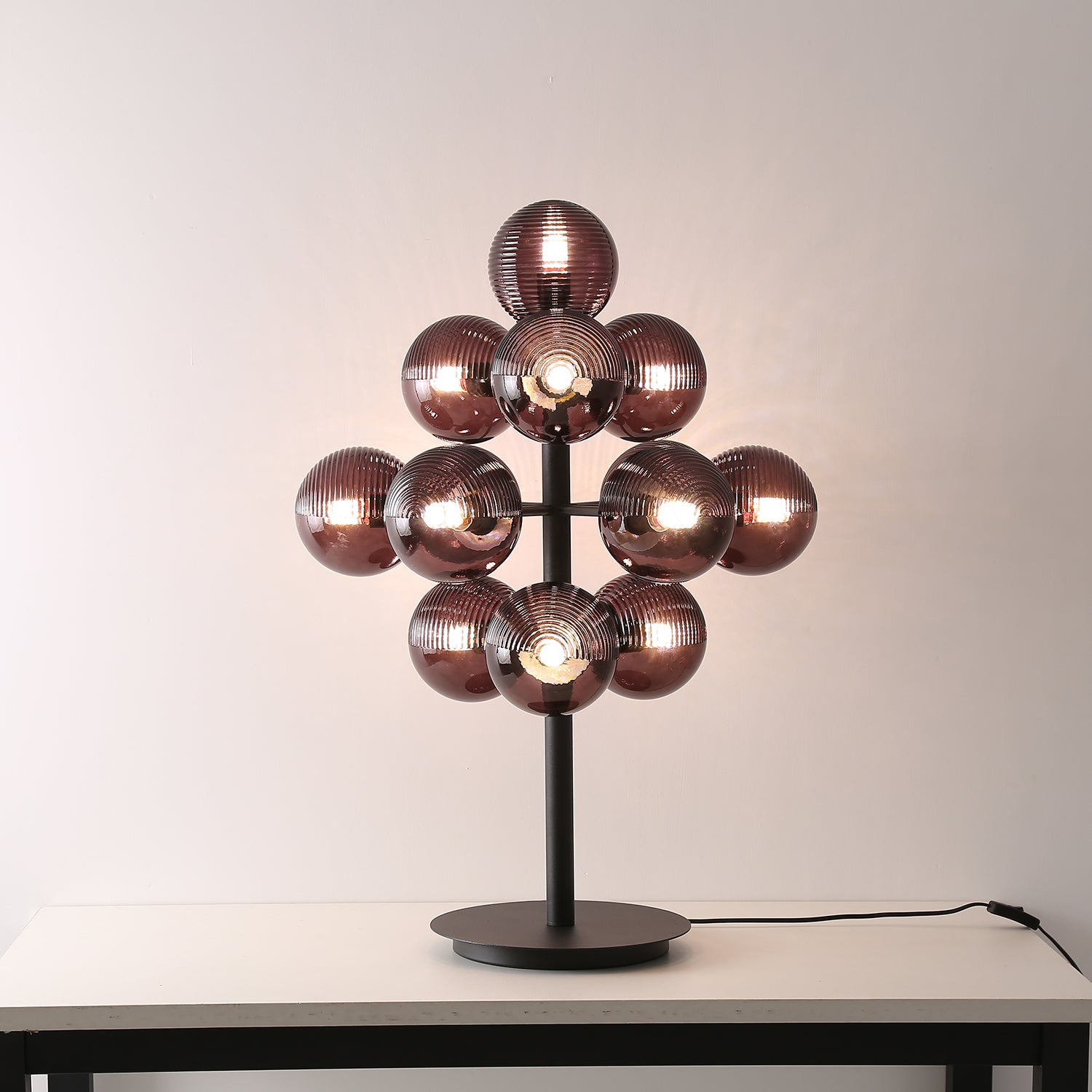 Tischlampe in Traubenform mit Tiefschwarzem Schirm