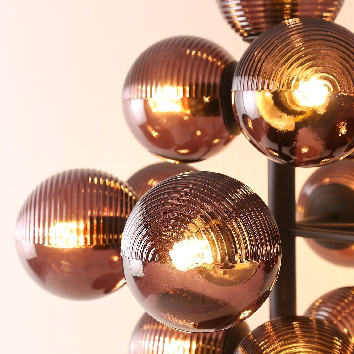 Tischlampe in Traubenform mit Tiefschwarzem Schirm